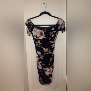 This dress is in great condition and has an off the shoulder sleeve design.